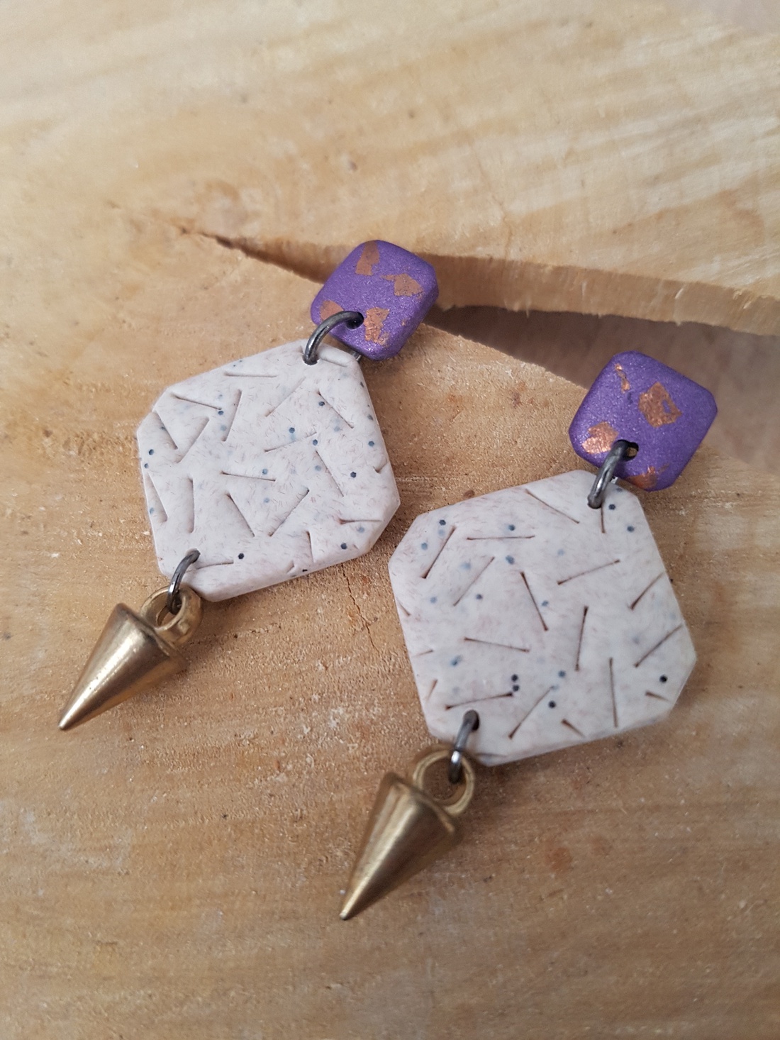 Cercei moderni cu tija cercei contemporani Cercei atarnatori bej violet cercei fimo cadou bijuterie contemporana - bijuterii - cercei - cercei drop - Artynos.ro