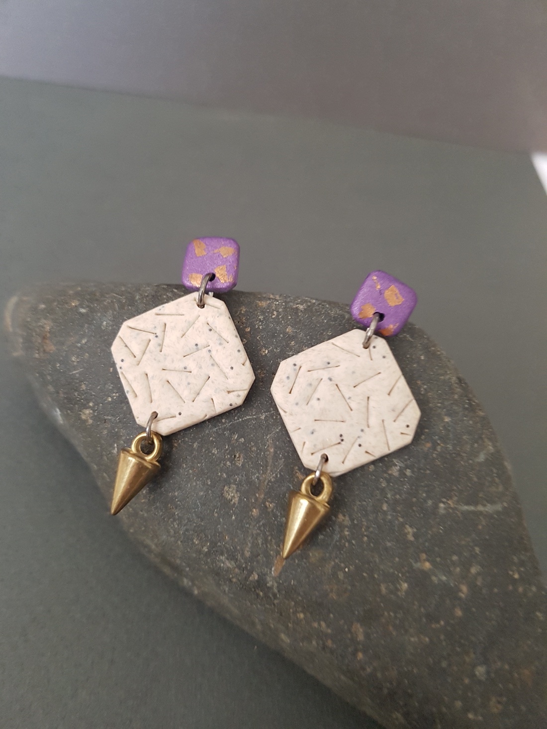 Cercei moderni cu tija cercei contemporani Cercei atarnatori bej violet cercei fimo cadou bijuterie contemporana - bijuterii - cercei - cercei drop - Artynos.ro