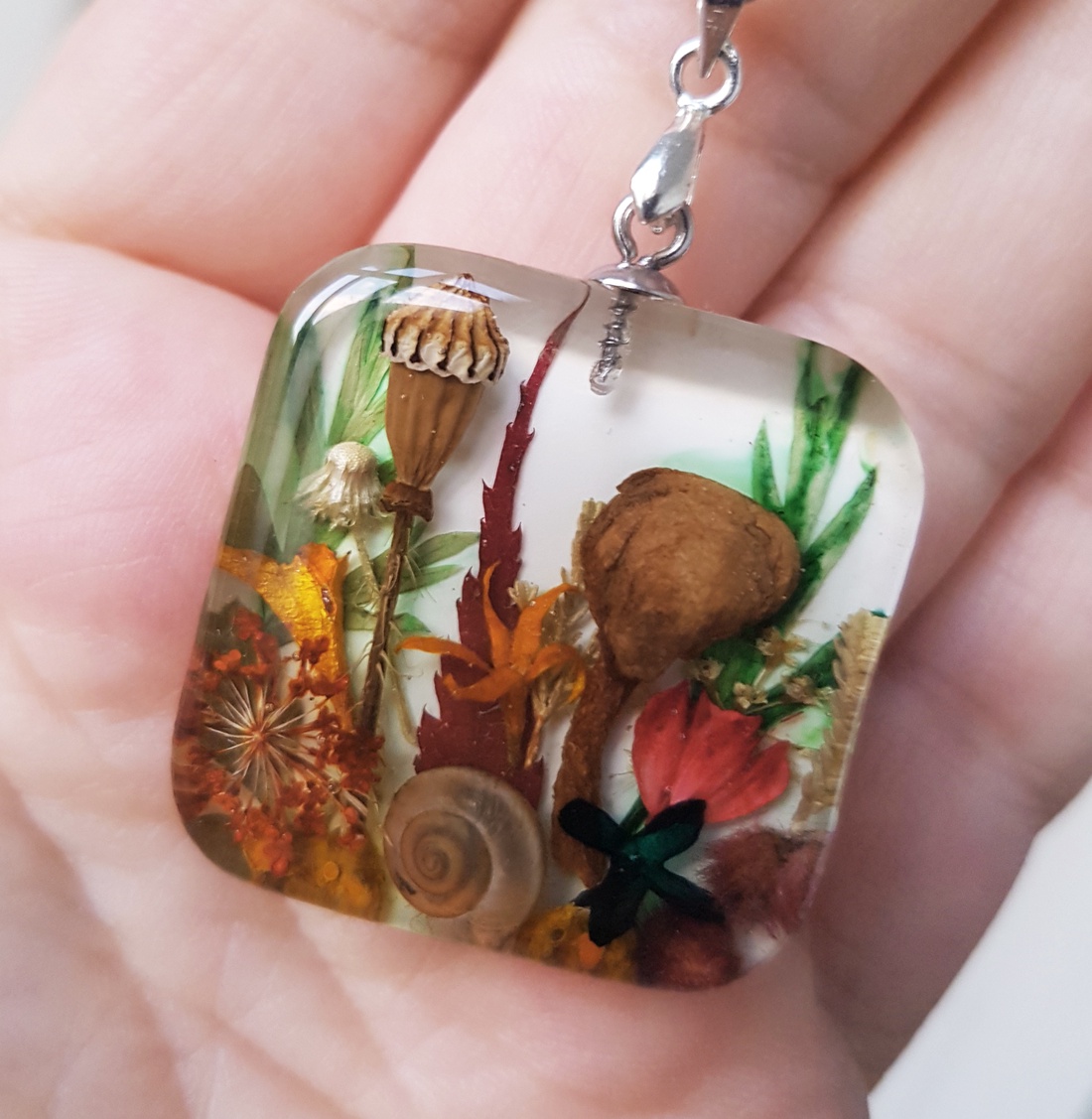 Colier handmade Pandantiv patrat pandantiv rasina buchet flori naturale Pandantiv terarium cadou inedit pandantiv ocazie - bijuterii - coliere - pandativ - Artynos.ro Colier handmade Pandantiv patrat pandantiv rasina buchet flori naturale Pandantiv terarium cadou inedit pandantiv ocazie - bijuterii - coliere - pandativ - Artynos.ro