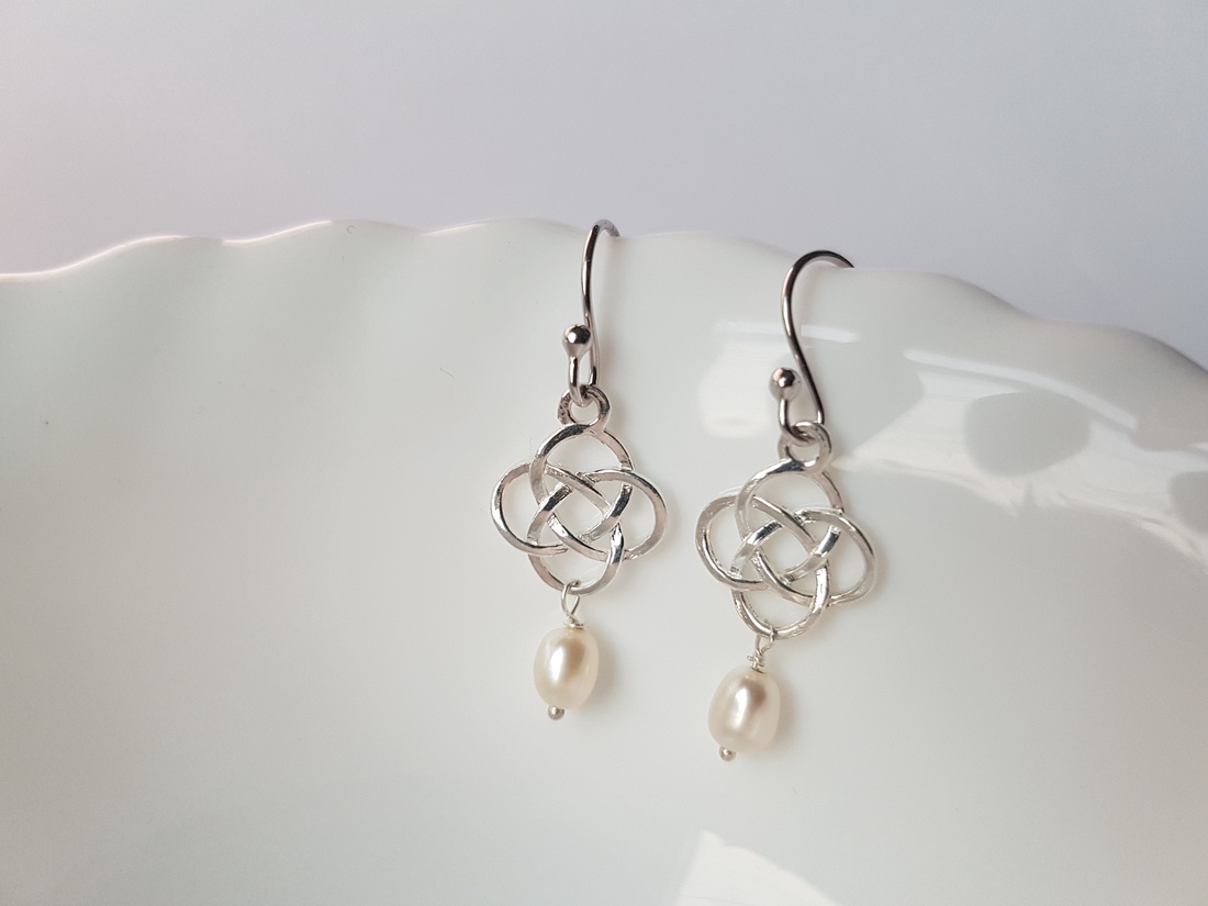 Cercei pentru mireasa cu semipretioase cercei mireasa cu perle crem cercei argint 925 cercei vintage atarnatori argint - bijuterii - cercei - cercei candelabru - Artynos.ro Cercei pentru mireasa cu semipretioase cercei mireasa cu perle crem cercei argint 925 cercei vintage atarnatori argint - bijuterii - cercei - cercei candelabru - Artynos.ro