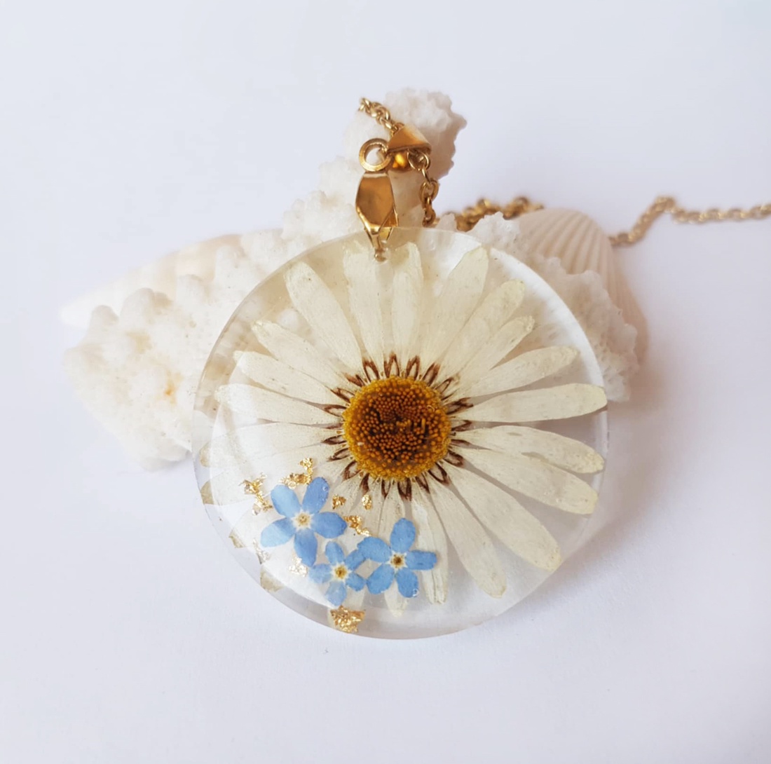 Pandantiv din rasina cu margareta naturala pandantiv cu flori naturale pandantiv flori de nu ma uita ziua mamei martisor - bijuterii - coliere - coliere cu pandantive - Artynos.ro