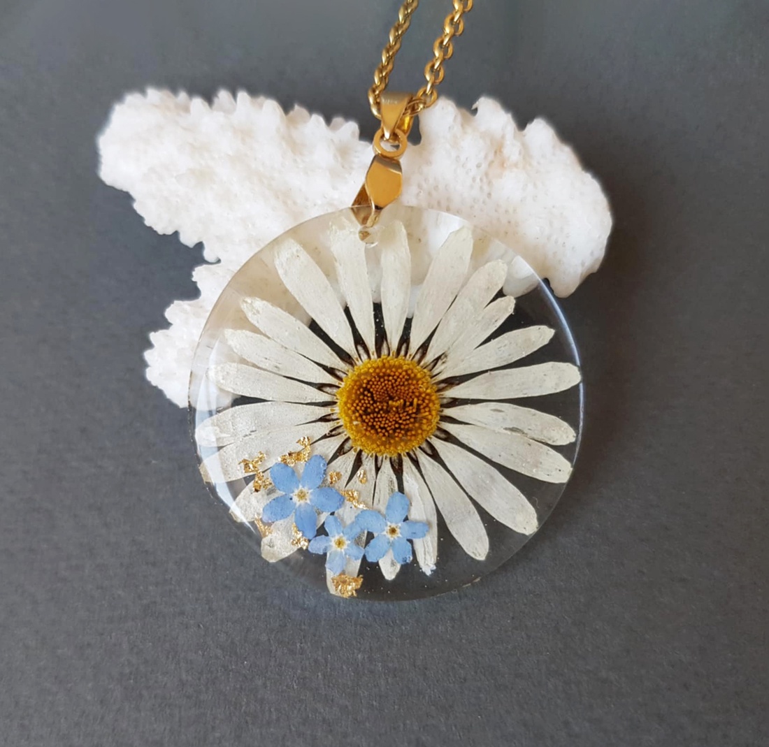 Pandantiv din rasina cu margareta naturala pandantiv cu flori naturale pandantiv flori de nu ma uita ziua mamei martisor - bijuterii - coliere - coliere cu pandantive - Artynos.ro