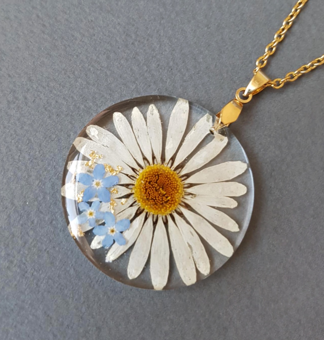 Pandantiv din rasina cu margareta naturala pandantiv cu flori naturale pandantiv flori de nu ma uita ziua mamei martisor - bijuterii - coliere - coliere cu pandantive - Artynos.ro