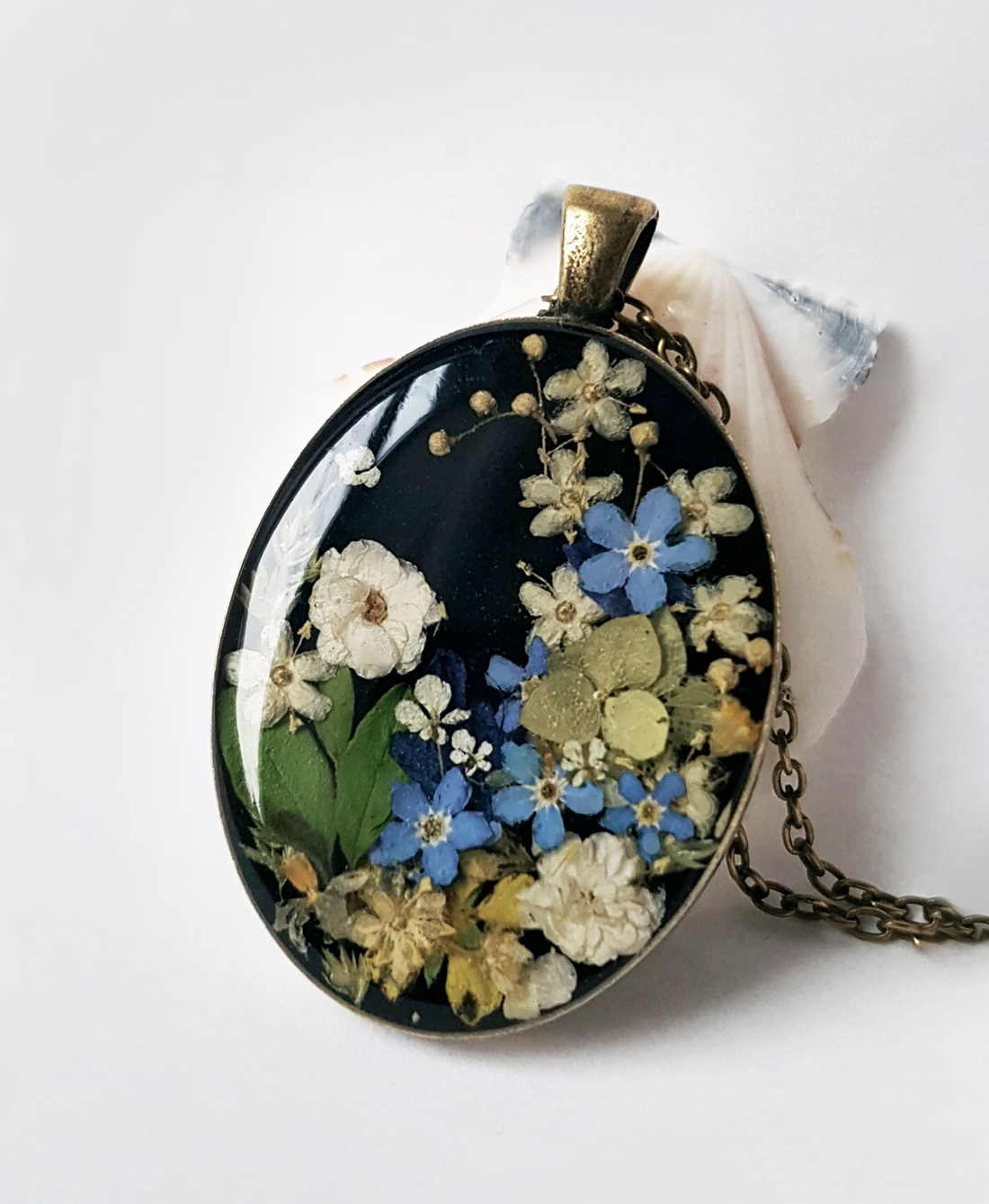 Cadou bunica Pandantiv unicat Pandantiv rasina flori naturale buchet flori colier flori albe albastre cadou femei fiica - bijuterii - coliere - pandative - Artynos.ro Cadou bunica Pandantiv unicat Pandantiv rasina flori naturale buchet flori colier flori albe albastre cadou femei fiica - bijuterii - coliere - pandative - Artynos.ro