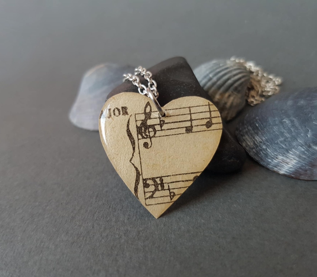 Pandantiv note muzicale, Pandantiv partitura vintage cadou iubitoare muzica bijuterii muzician Colier inima cadou eleva - bijuterii - coliere - pandative - Artynos.ro