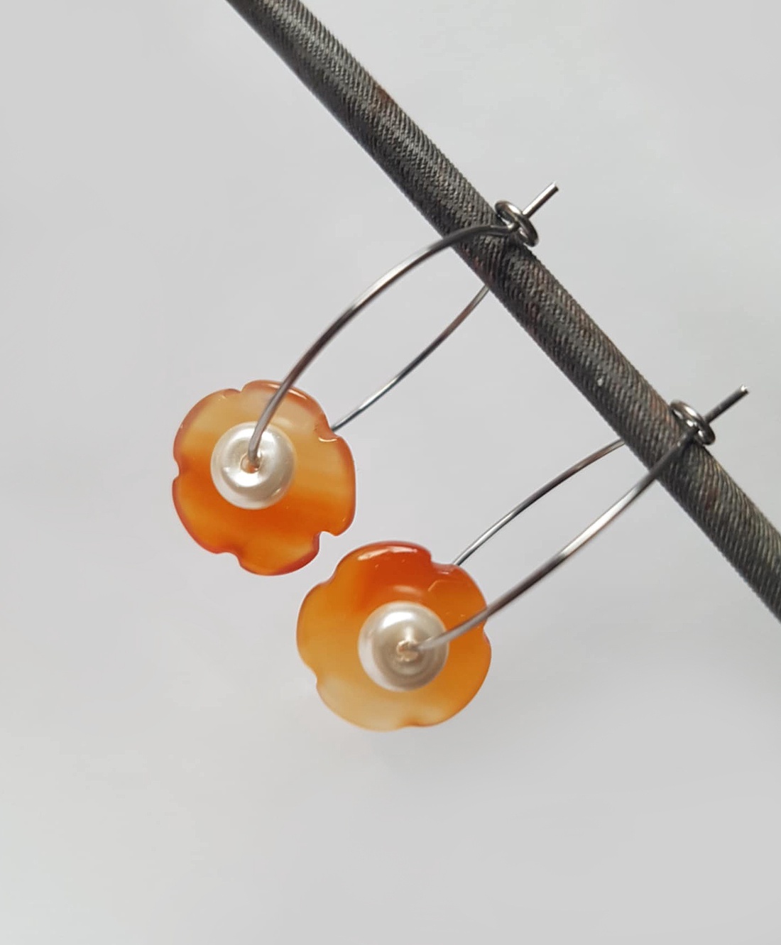 Cercei moderni flori cercei hoops pietre semipretioase agate perle alb cercei artizanali cadou iubita sotie secret santa - bijuterii - cercei - cercei hoops - Artynos.ro Cercei moderni flori cercei hoops pietre semipretioase agate perle alb cercei artizanali cadou iubita sotie secret santa - bijuterii - cercei - cercei hoops - Artynos.ro