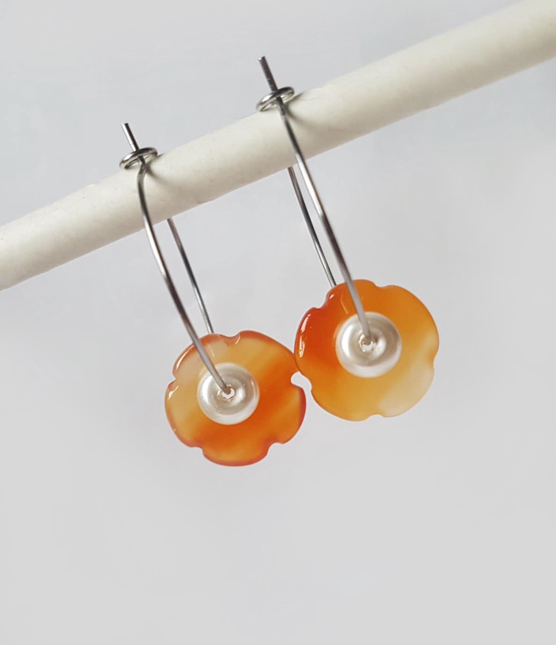 Cercei moderni flori cercei hoops pietre semipretioase agate perle alb cercei artizanali cadou iubita sotie secret santa - bijuterii - cercei - cercei hoops - Artynos.ro Cercei moderni flori cercei hoops pietre semipretioase agate perle alb cercei artizanali cadou iubita sotie secret santa - bijuterii - cercei - cercei hoops - Artynos.ro