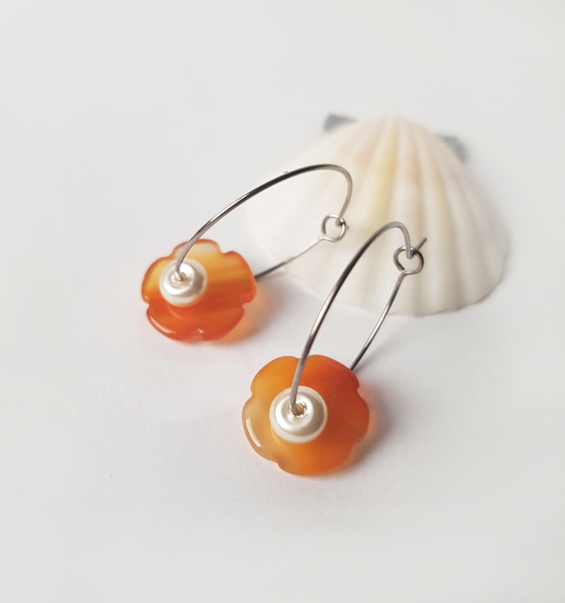 Cercei moderni flori cercei hoops pietre semipretioase agate perle alb cercei artizanali cadou iubita sotie secret santa - bijuterii - cercei - cercei hoops - Artynos.ro Cercei moderni flori cercei hoops pietre semipretioase agate perle alb cercei artizanali cadou iubita sotie secret santa - bijuterii - cercei - cercei hoops - Artynos.ro