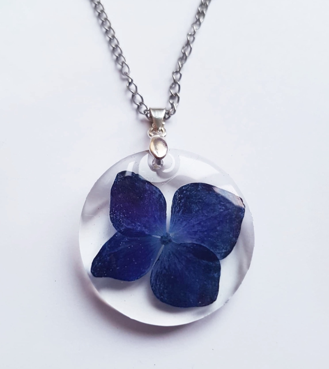 Colier unicat handmade Pandantiv hortensie pandantiv floare naturala medalion botanic cadou iubitoare flori sotie iubita - bijuterii - coliere - pandative - Artynos.ro Colier unicat handmade Pandantiv hortensie pandantiv floare naturala medalion botanic cadou iubitoare flori sotie iubita - bijuterii - coliere - pandative - Artynos.ro