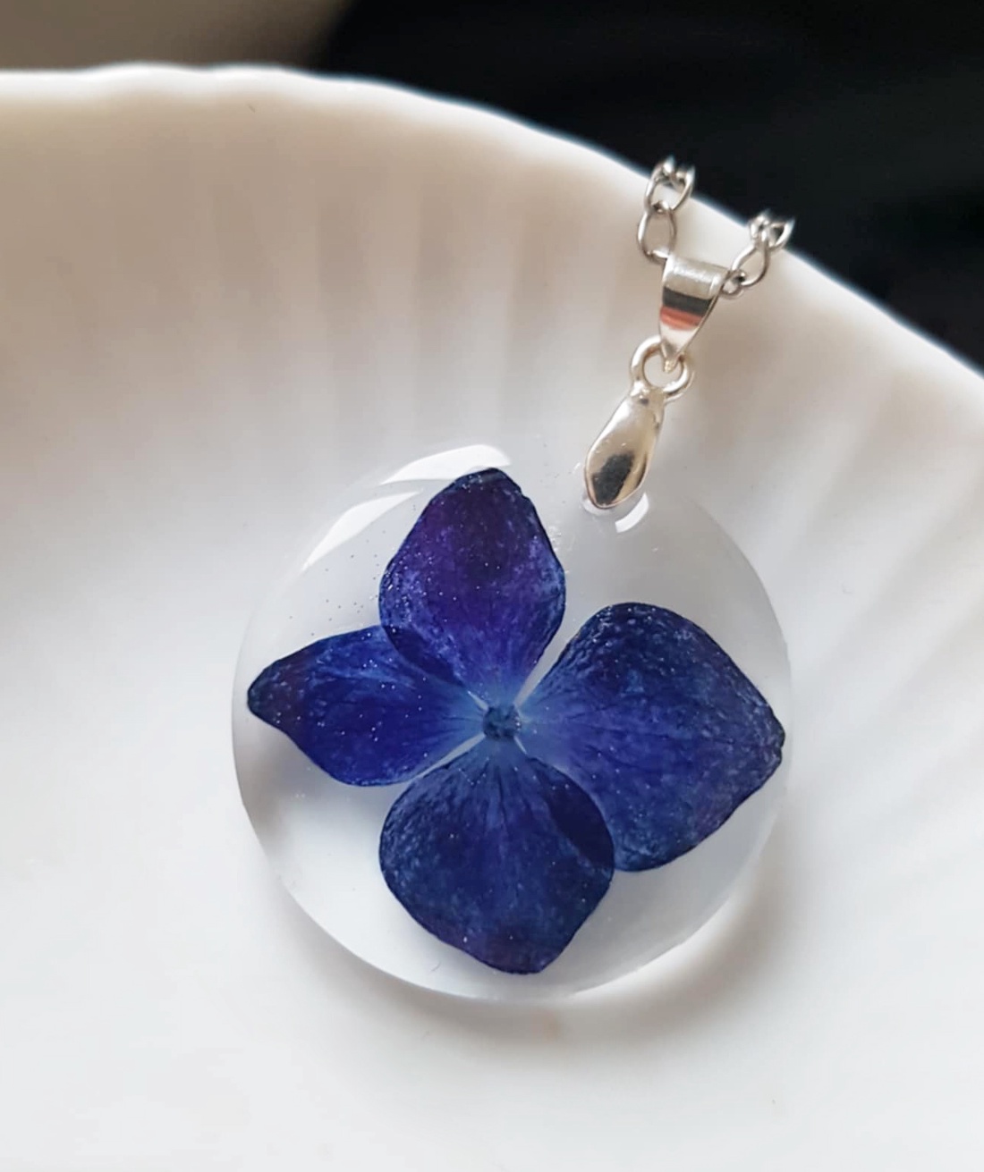 Colier unicat handmade Pandantiv hortensie pandantiv floare naturala medalion botanic cadou iubitoare flori sotie iubita - bijuterii - coliere - pandative - Artynos.ro Colier unicat handmade Pandantiv hortensie pandantiv floare naturala medalion botanic cadou iubitoare flori sotie iubita - bijuterii - coliere - pandative - Artynos.ro