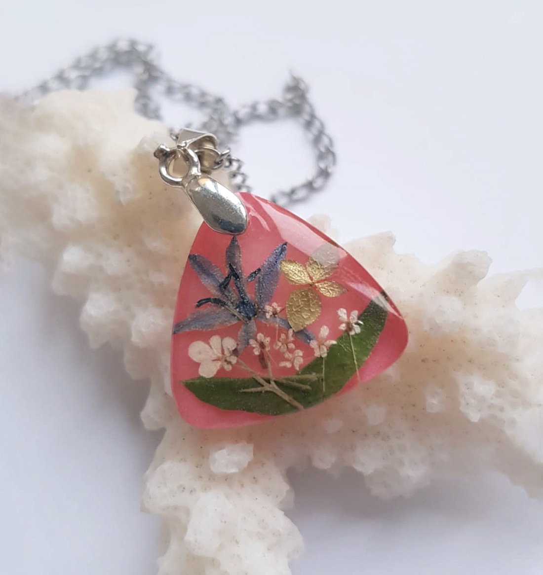 Colier unicat handmade pandantiv roz pandantiv floare naturala medalion botanic cadou craciun fetita domnisoara fata - bijuterii - coliere - pandative - Artynos.ro Colier unicat handmade pandantiv roz pandantiv floare naturala medalion botanic cadou craciun fetita domnisoara fata - bijuterii - coliere - pandative - Artynos.ro