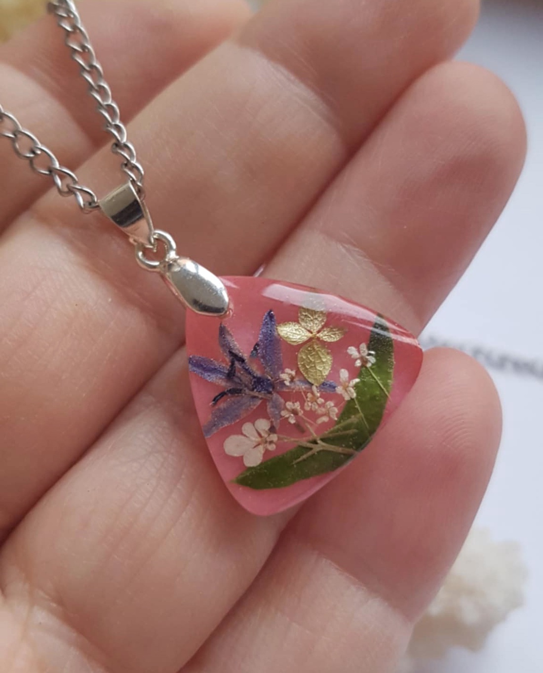 Colier unicat handmade pandantiv roz pandantiv floare naturala medalion botanic cadou craciun fetita domnisoara fata - bijuterii - coliere - pandative - Artynos.ro Colier unicat handmade pandantiv roz pandantiv floare naturala medalion botanic cadou craciun fetita domnisoara fata - bijuterii - coliere - pandative - Artynos.ro