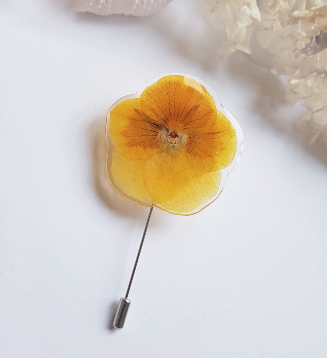 Brosa din floare panseluta brosa galbena rasina Cadou iubitoare natura padure cadou inedit toamna secret santa craciun - bijuterii - broșe - Artynos.ro