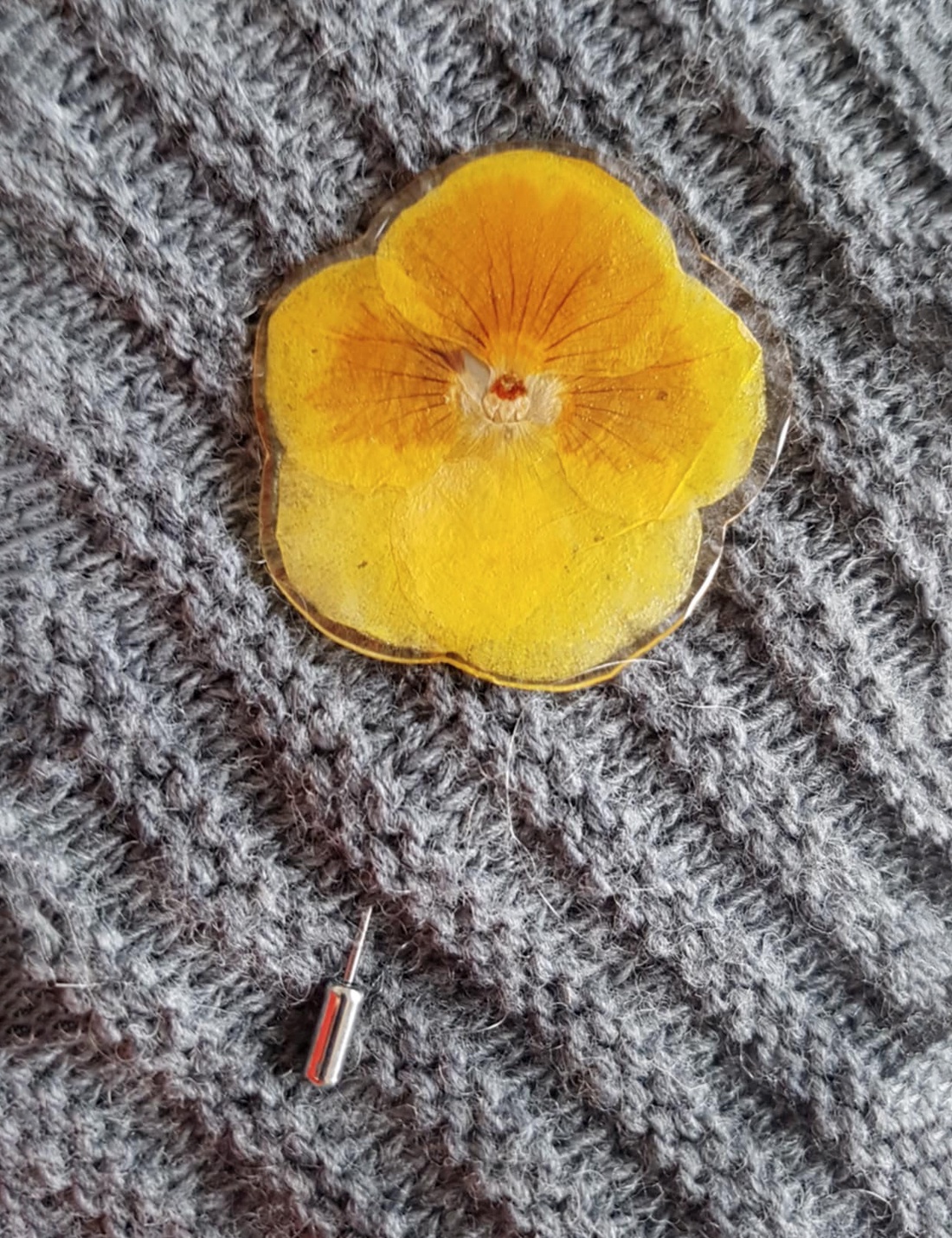 Brosa din floare panseluta brosa galbena rasina Cadou iubitoare natura padure cadou inedit toamna secret santa craciun - bijuterii - broșe - Artynos.ro