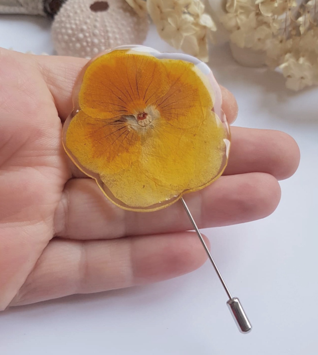 Brosa din floare panseluta brosa galbena rasina Cadou iubitoare natura padure cadou inedit toamna secret santa craciun - bijuterii - broșe - Artynos.ro