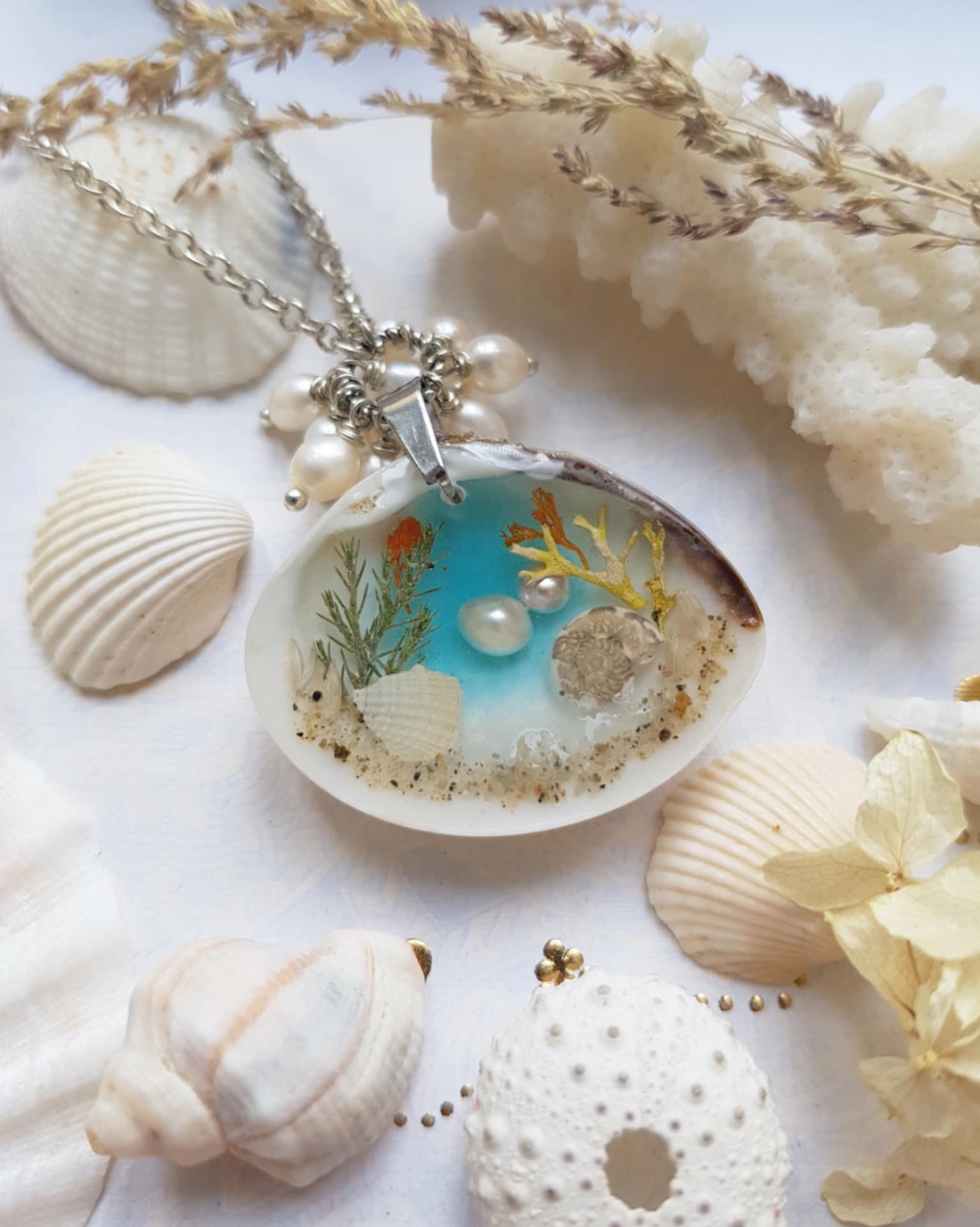 Colier perle naturale Pandantiv scoica naturala pandantiv plaja inspiratie marina Pandantiv rasina ocean cadou vacanta - bijuterii - coliere - coliere din perle - Artynos.ro Colier perle naturale Pandantiv scoica naturala pandantiv plaja inspiratie marina Pandantiv rasina ocean cadou vacanta - bijuterii - coliere - coliere din perle - Artynos.ro