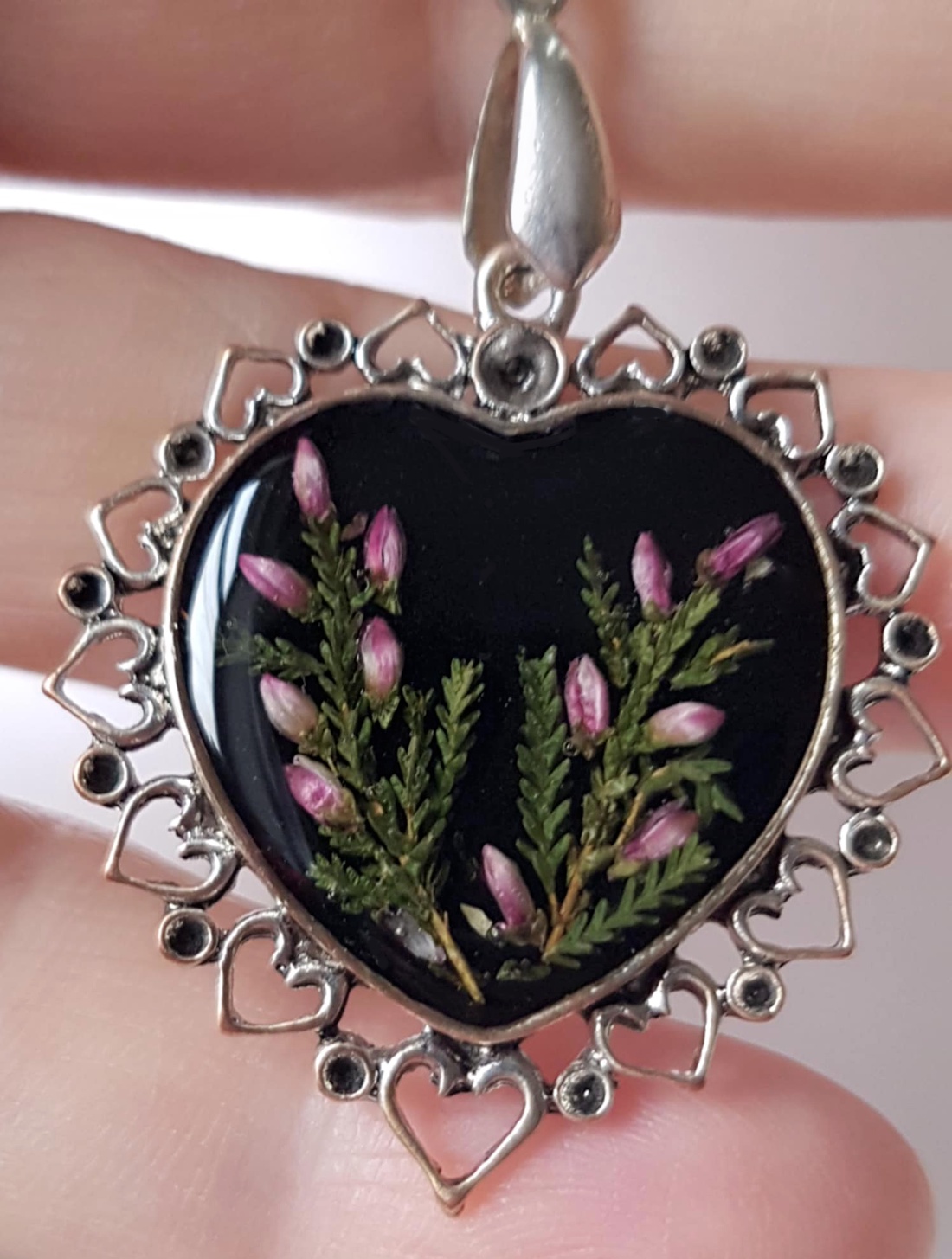 Colier cu flori Pandantiv inima rasina pandantiv cadou craciun medalion flori roze bijuterie cadou Craciun Secret Santa - bijuterii - coliere - pandative - Artynos.ro Colier cu flori Pandantiv inima rasina pandantiv cadou craciun medalion flori roze bijuterie cadou Craciun Secret Santa - bijuterii - coliere - pandative - Artynos.ro