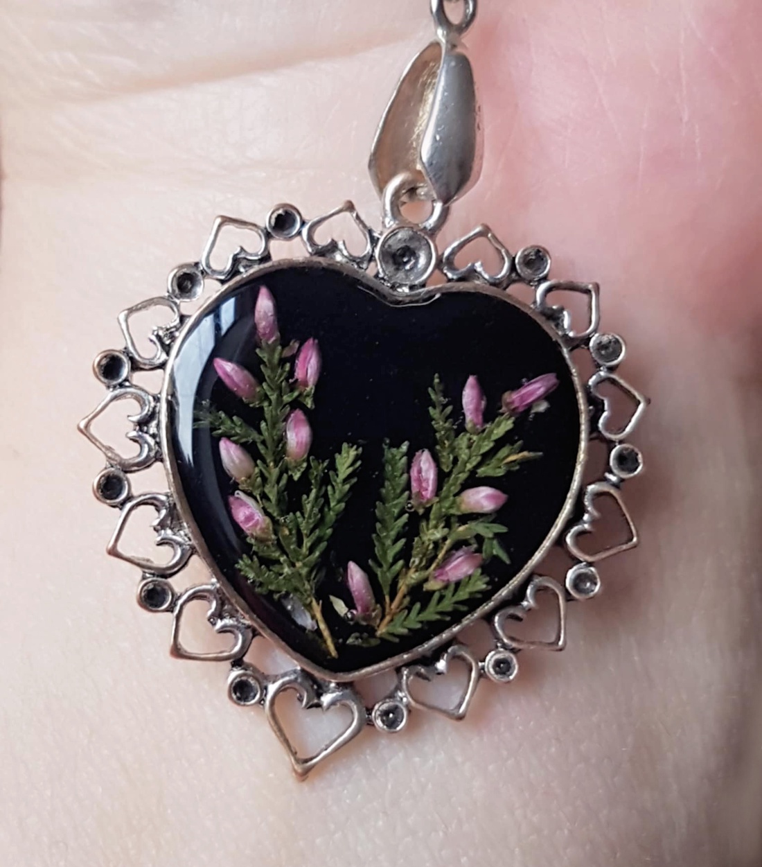 Colier cu flori Pandantiv inima rasina pandantiv cadou craciun medalion flori roze bijuterie cadou Craciun Secret Santa - bijuterii - coliere - pandative - Artynos.ro Colier cu flori Pandantiv inima rasina pandantiv cadou craciun medalion flori roze bijuterie cadou Craciun Secret Santa - bijuterii - coliere - pandative - Artynos.ro