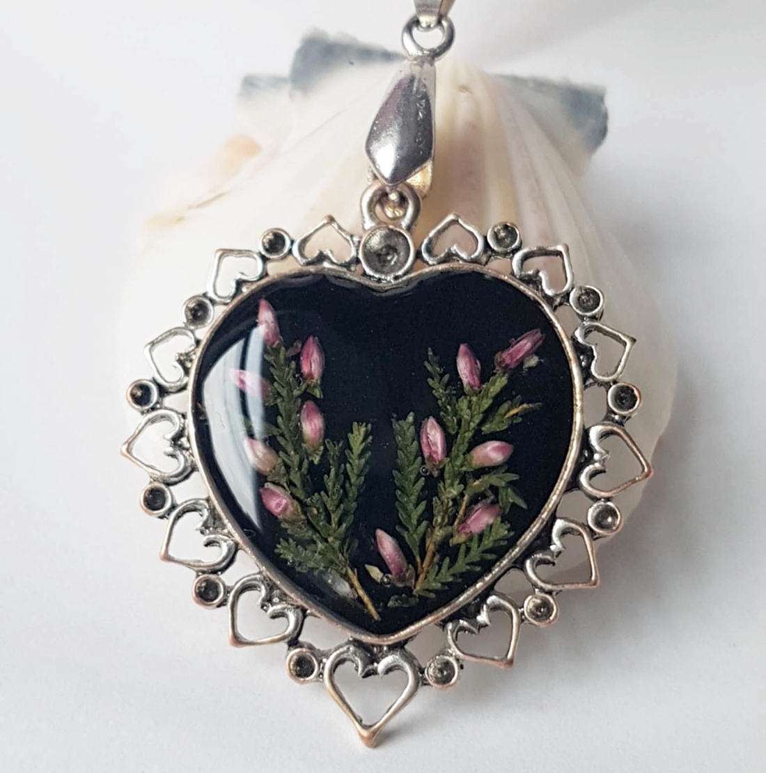 Colier cu flori Pandantiv inima rasina pandantiv cadou craciun medalion flori roze bijuterie cadou Craciun Secret Santa - bijuterii - coliere - pandative - Artynos.ro Colier cu flori Pandantiv inima rasina pandantiv cadou craciun medalion flori roze bijuterie cadou Craciun Secret Santa - bijuterii - coliere - pandative - Artynos.ro