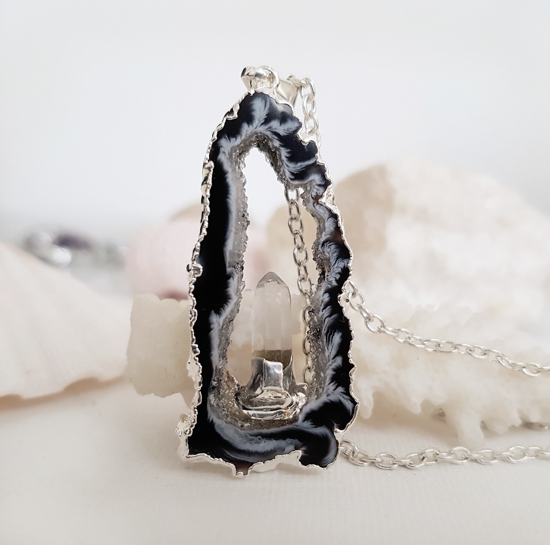 Pandantiv unicat barbati Pandantiv agata Pandantiv cristal stanca colier pietre semipretioase Cadou Craciun secret santa - bijuterii - coliere - coliere din pietre semiprețioase - Artynos.ro Pandantiv unicat barbati Pandantiv agata Pandantiv cristal stanca colier pietre semipretioase Cadou Craciun secret santa - bijuterii - coliere - coliere din pietre semiprețioase - Artynos.ro