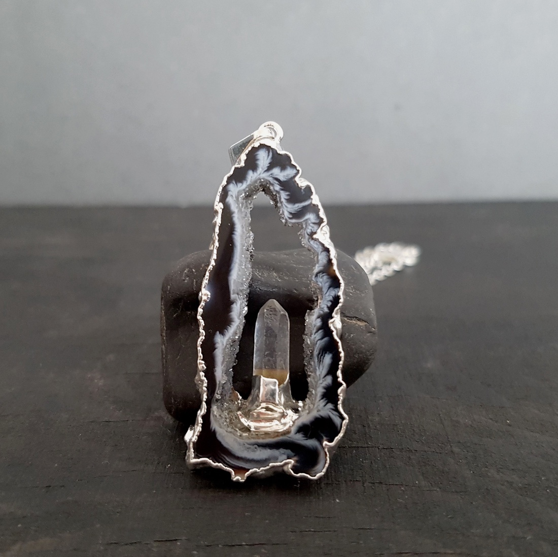 Pandantiv unicat barbati Pandantiv agata Pandantiv cristal stanca colier pietre semipretioase Cadou Craciun secret santa - bijuterii - coliere - coliere din pietre semiprețioase - Artynos.ro Pandantiv unicat barbati Pandantiv agata Pandantiv cristal stanca colier pietre semipretioase Cadou Craciun secret santa - bijuterii - coliere - coliere din pietre semiprețioase - Artynos.ro