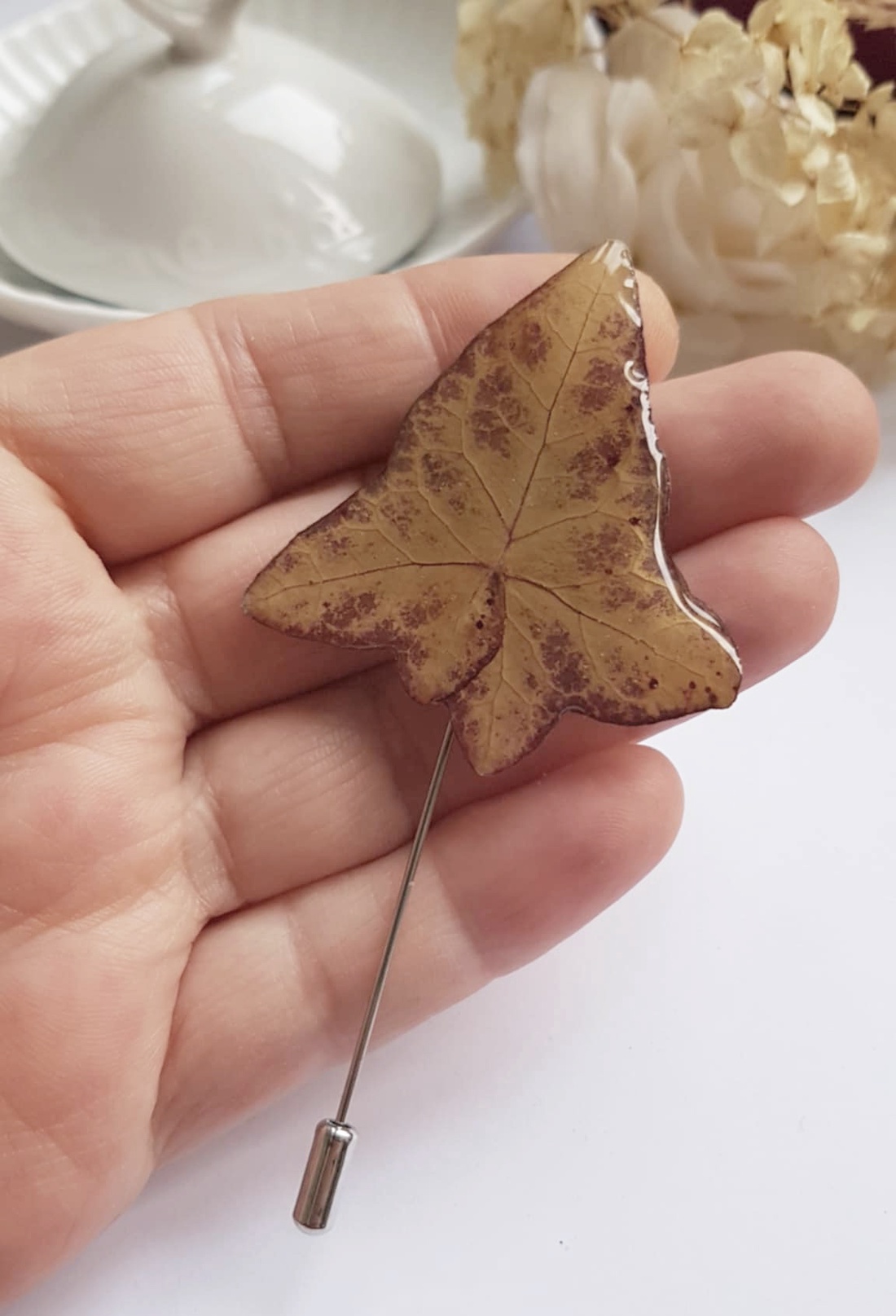 Brosa din frunza naturala brosa din rasina Cadou iubitoare natura padure cadou inedit toamna secret santa craciun - bijuterii - broșe - Artynos.ro Brosa din frunza naturala brosa din rasina Cadou iubitoare natura padure cadou inedit toamna secret santa craciun - bijuterii - broșe - Artynos.ro