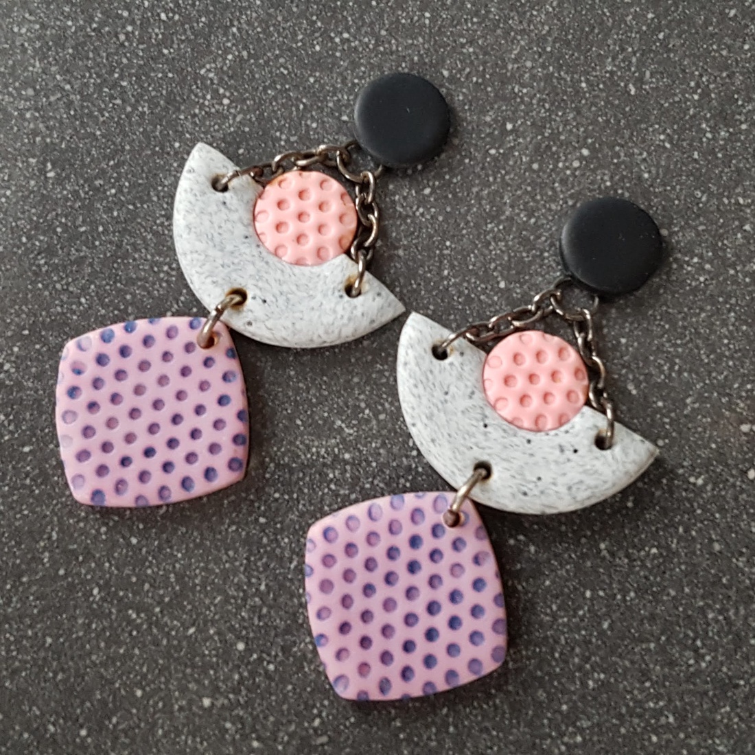 Cercei lungi roz cercei moderni gri si roz cercei geometrici cercei atarnatori tija bijuterie contemporana cadou Craciun - bijuterii - cercei - cercei lungi - Artynos.ro Cercei lungi roz cercei moderni gri si roz cercei geometrici cercei atarnatori tija bijuterie contemporana cadou Craciun - bijuterii - cercei - cercei lungi - Artynos.ro