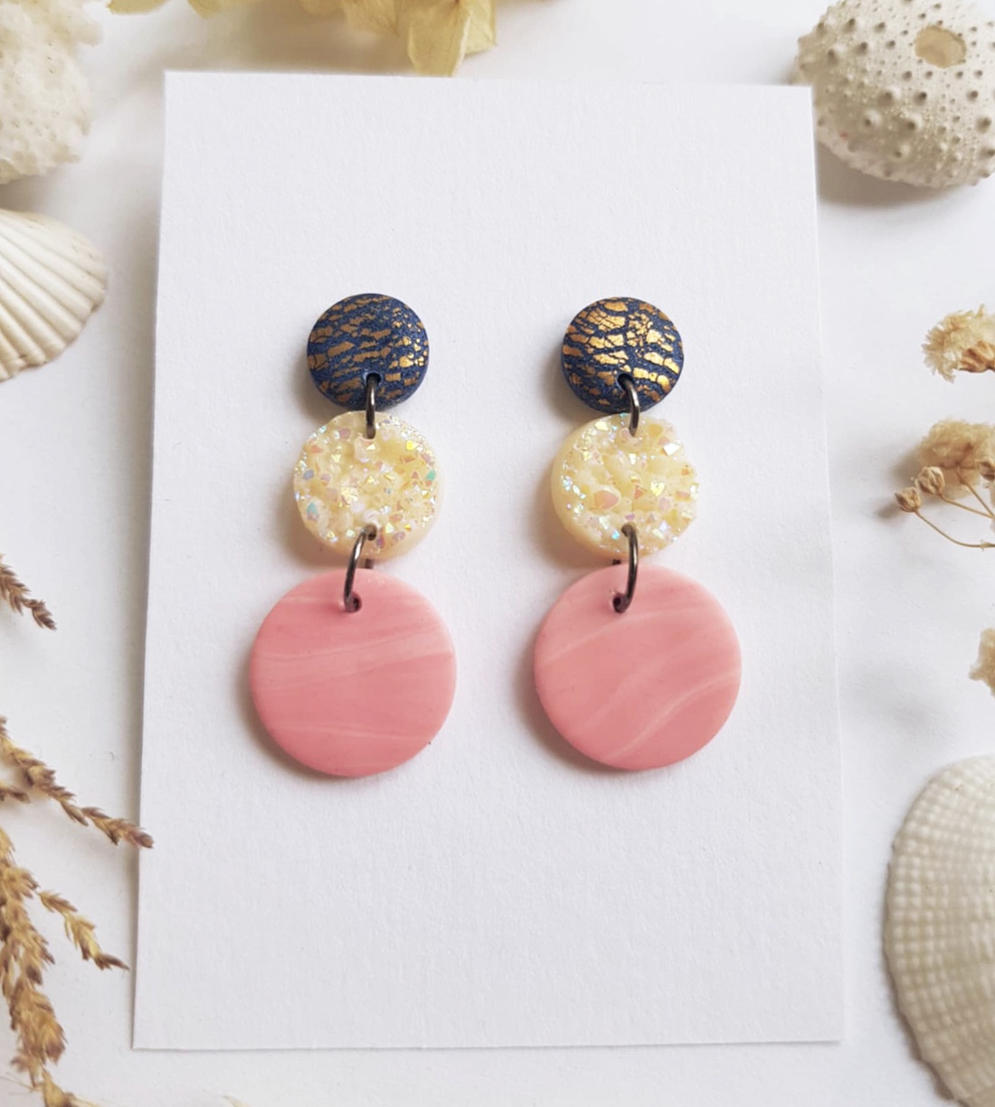 Cercei moderni fimo Cercei rotunzi cercei hoops cercei albi roz cercei atarnatori geometrici bijuterie moderna cadou - bijuterii - cercei - cercei hoops - Artynos.ro