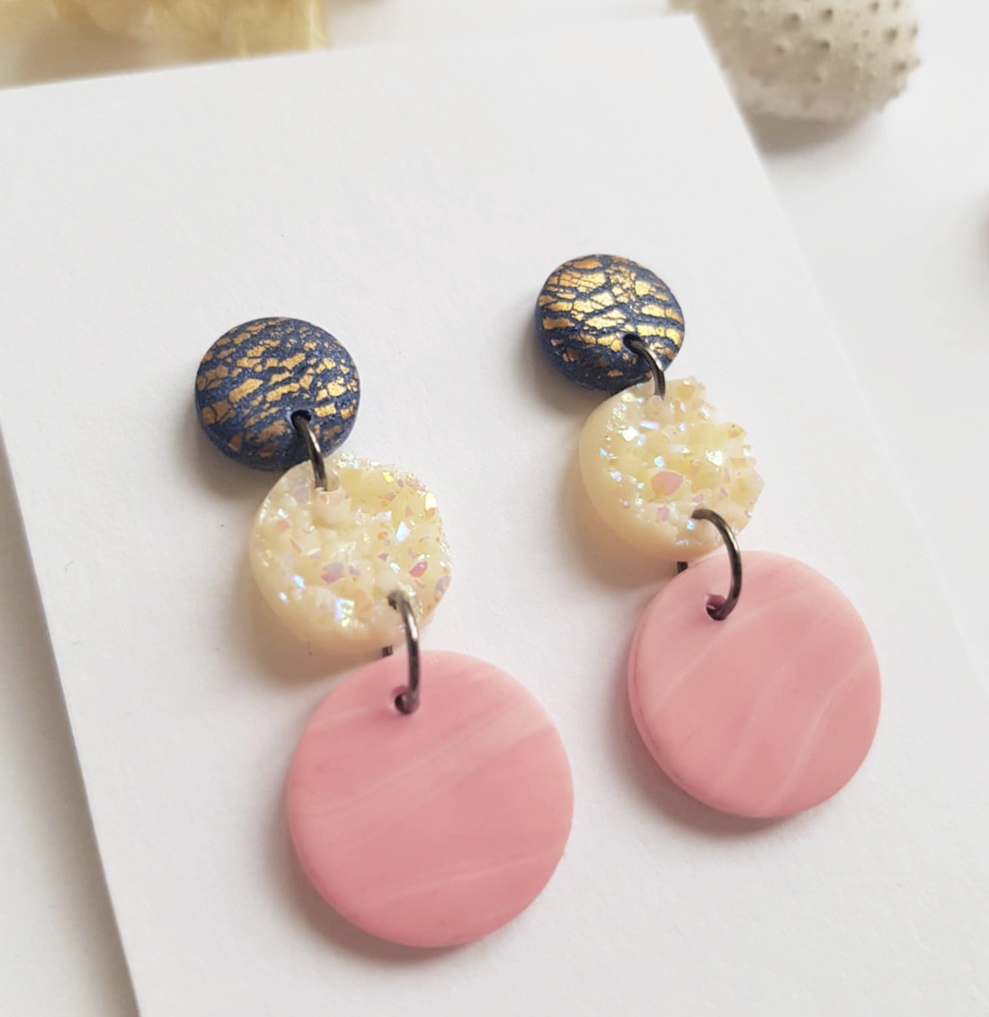 Cercei moderni fimo Cercei rotunzi cercei hoops cercei albi roz cercei atarnatori geometrici bijuterie moderna cadou - bijuterii - cercei - cercei hoops - Artynos.ro