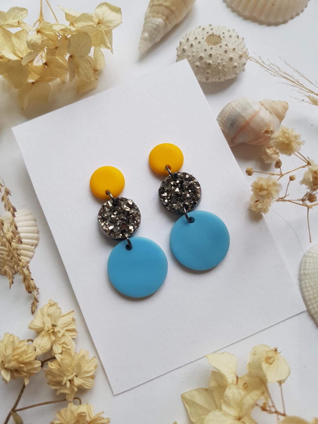 Cercei moderni fimo Cercei rotunzi cercei hoops cercei albi roz cercei atarnatori geometrici bijuterie moderna cadou - bijuterii - cercei - cercei hoops - Artynos.ro