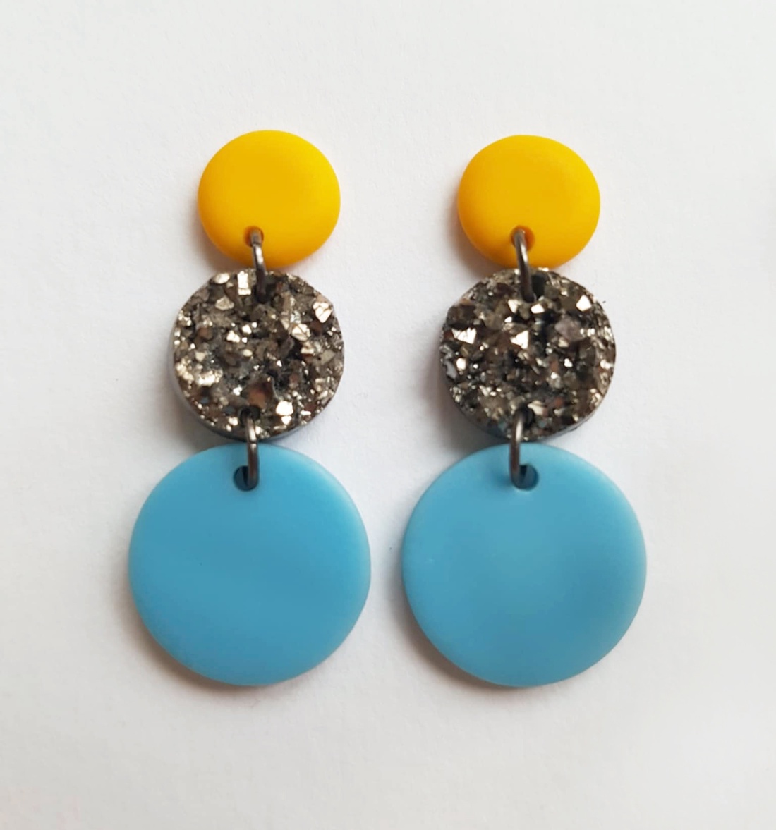 Cercei moderni fimo Cercei rotunzi cercei hoops cercei albi roz cercei atarnatori geometrici bijuterie moderna cadou - bijuterii - cercei - cercei hoops - Artynos.ro