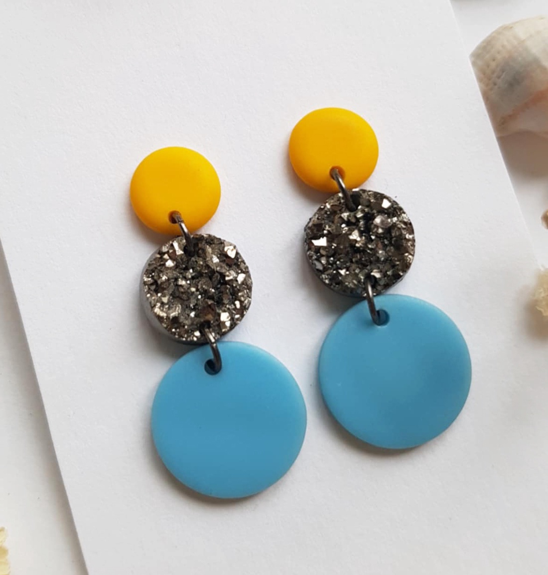 Cercei moderni fimo Cercei rotunzi cercei hoops cercei albi roz cercei atarnatori geometrici bijuterie moderna cadou - bijuterii - cercei - cercei hoops - Artynos.ro