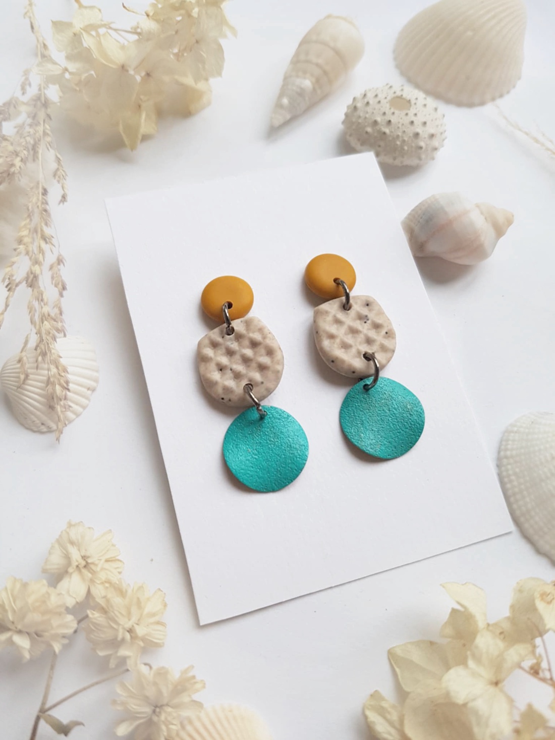 Cercei moderni cercei moderni ocru si turcoaz, cercei geometrici cercei atarnatori cu tija, bijuterie contemporana cadou - bijuterii - cercei - cercei din mărgele - Artynos.ro