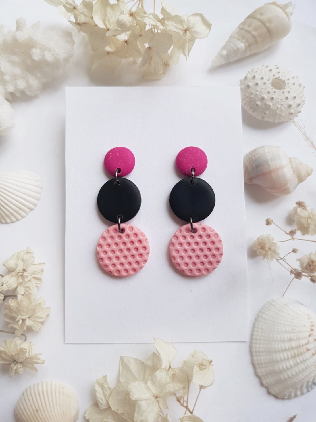 Cercei moderni fimo Cercei rotunzi cercei hoops cercei negri roz cercei atarnatori geometrici bijuterie moderna cadou - bijuterii - cercei - cercei hoops - Artynos.ro