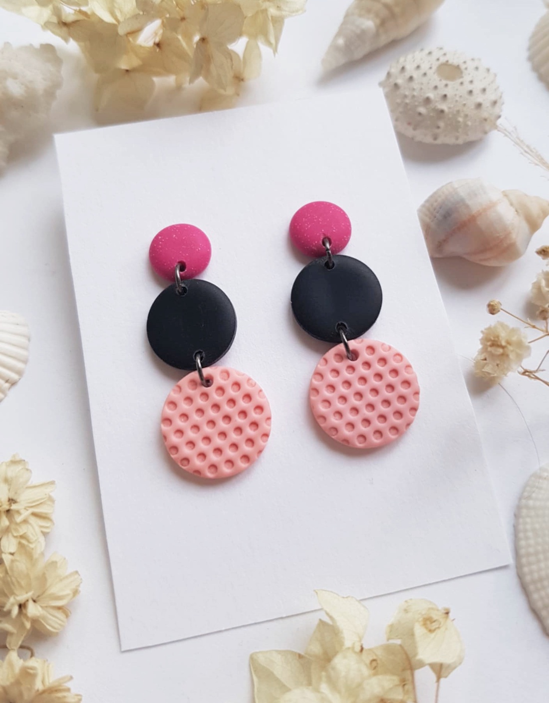 Cercei moderni fimo Cercei rotunzi cercei hoops cercei negri roz cercei atarnatori geometrici bijuterie moderna cadou - bijuterii - cercei - cercei hoops - Artynos.ro