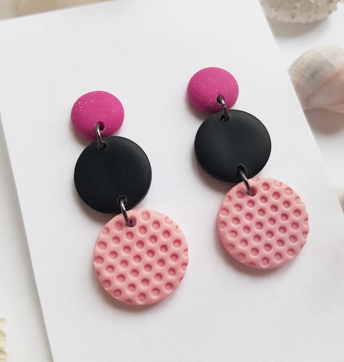 Cercei moderni fimo Cercei rotunzi cercei hoops cercei negri roz cercei atarnatori geometrici bijuterie moderna cadou - bijuterii - cercei - cercei hoops - Artynos.ro