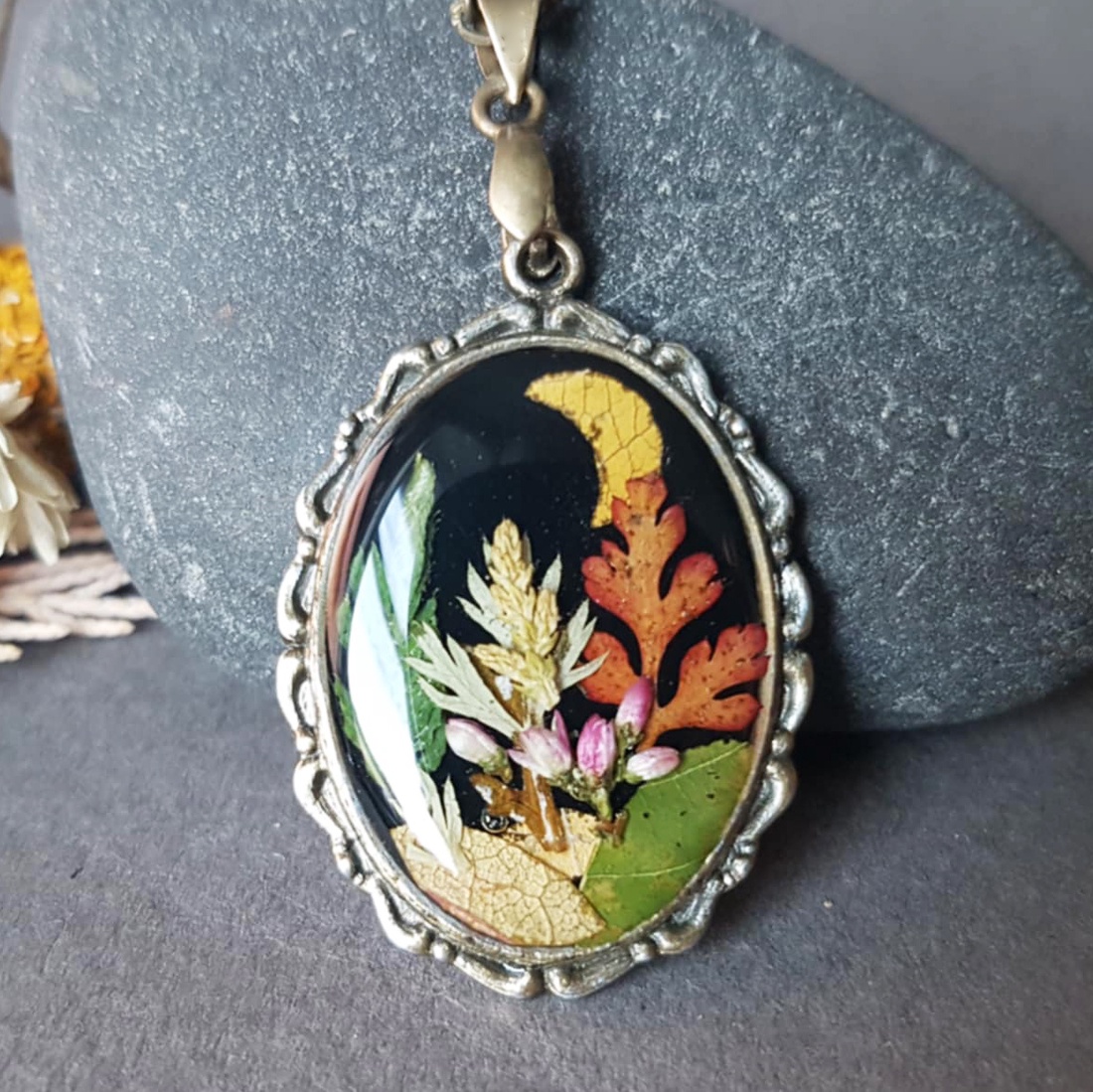 Pandantiv vintage pandantiv handmade Pandantiv flori naturale medalion botanic cadou martie martisor dragobete valentine - bijuterii - coliere - pandative - Artynos.ro