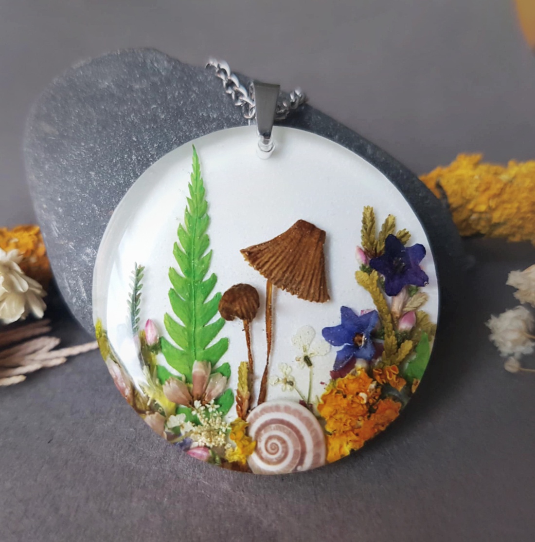 Colier handmade, Pandantiv din rasina buchet flori naturale, Pandantiv terarium, cadou inedit, pandantiv cu melc - bijuterii - coliere - pandative - Artynos.ro