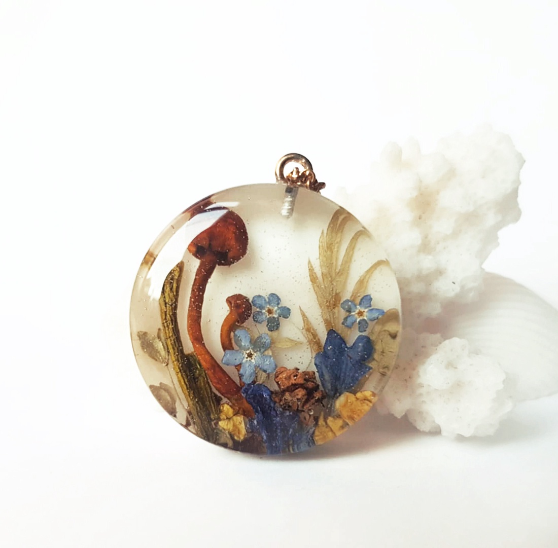 Pandantiv unicat artizanal pandantiv flori naturale colier botanic flori nu-ma-uita handmade cadou Craciun bunica iubita - bijuterii - coliere - pandative - Artynos.ro