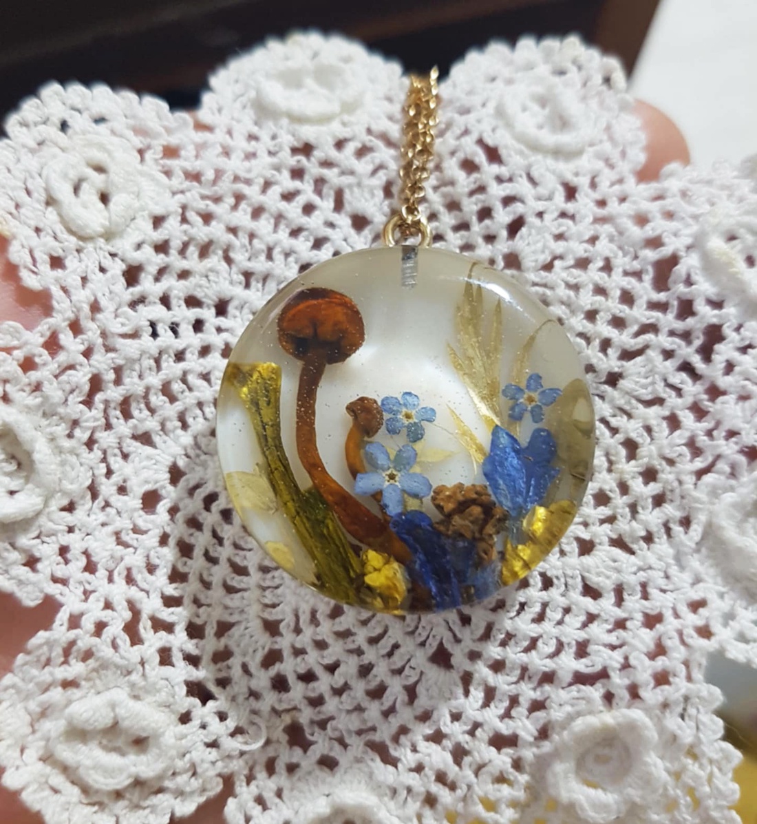 Pandantiv unicat artizanal pandantiv flori naturale colier botanic flori nu-ma-uita handmade cadou Craciun bunica iubita - bijuterii - coliere - pandative - Artynos.ro