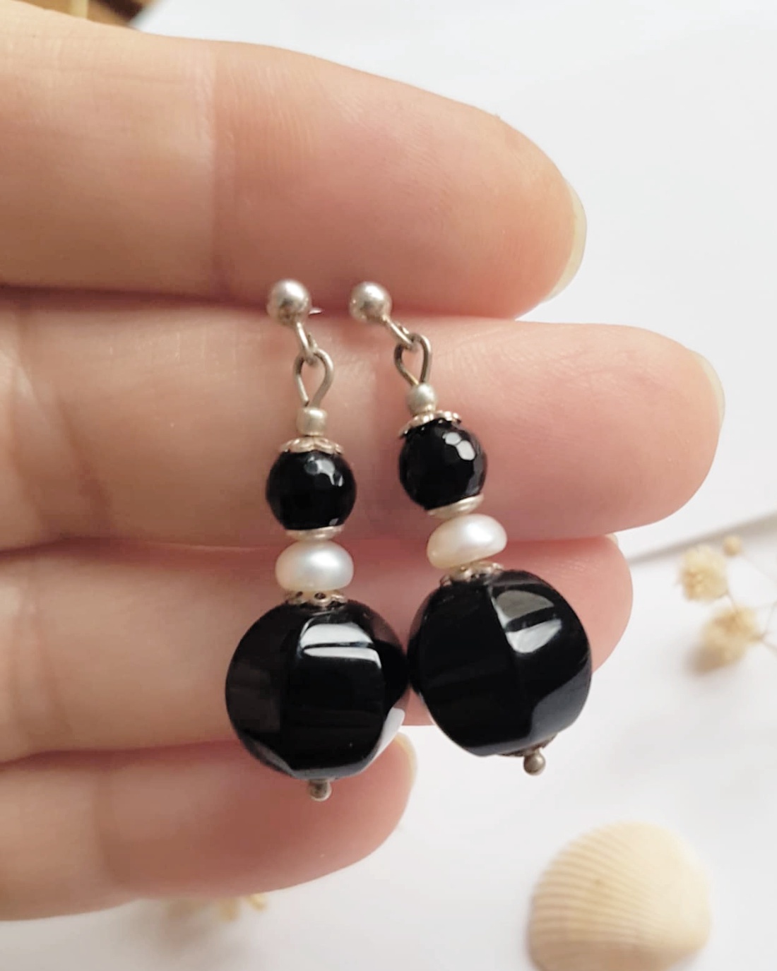 Cercei din margele de onix cercei perle naturale albe cercei atarnatori, cercei din argint 925, cercei cristale naturale - bijuterii - cercei - cercei din pietre semiprețioase - Artynos.ro