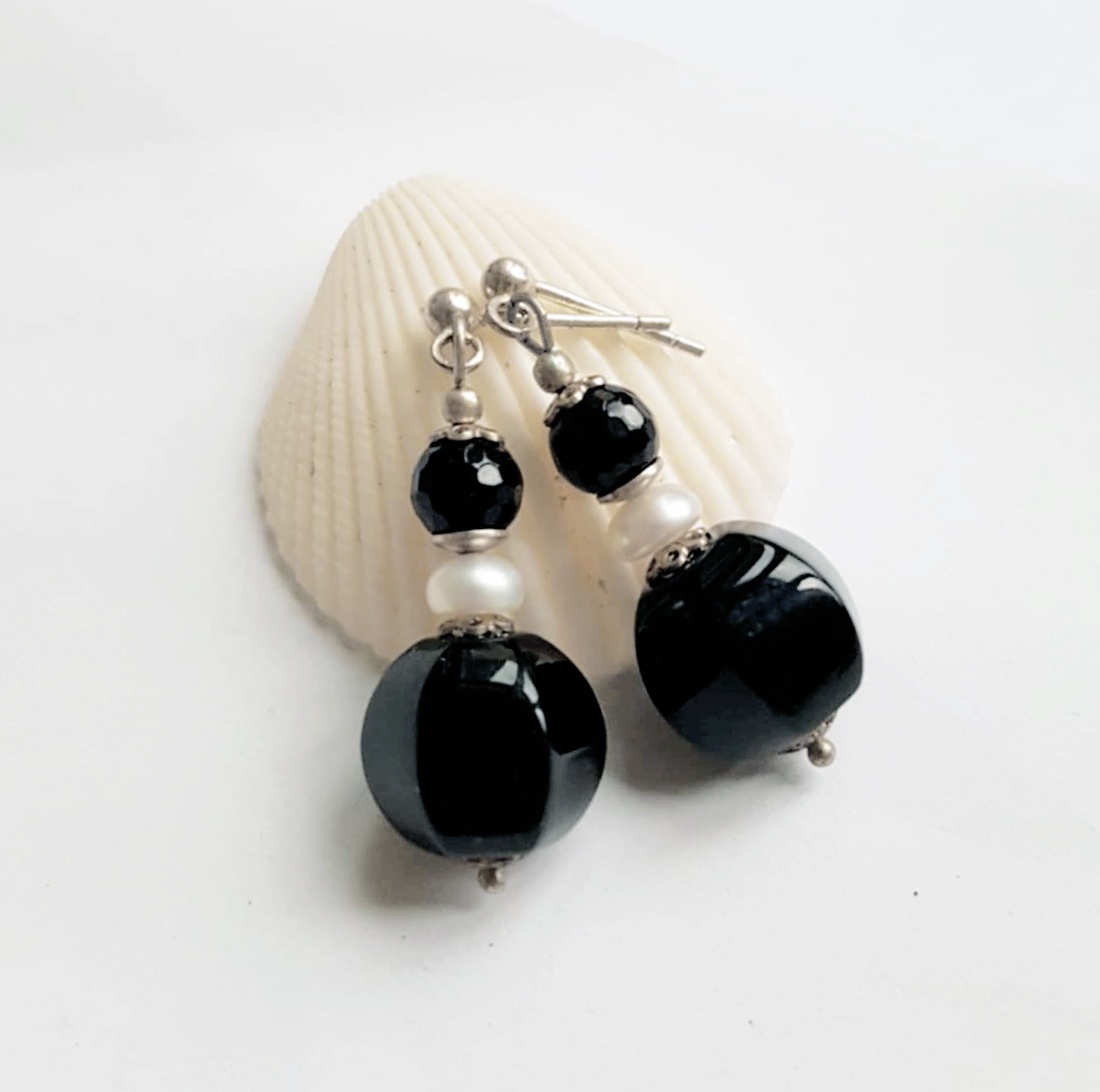 Cercei din margele de onix cercei perle naturale albe cercei atarnatori, cercei din argint 925, cercei cristale naturale - bijuterii - cercei - cercei din pietre semiprețioase - Artynos.ro
