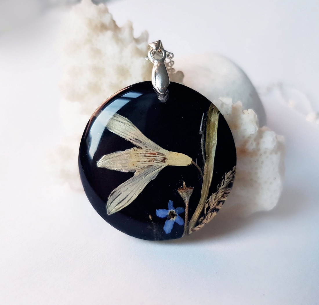 Colier unicat handmade Pandantiv flori naturale primavara Pandantiv ghiocel si albastre medalion botanic cadou Craciun - bijuterii - coliere - pandative - Artynos.ro