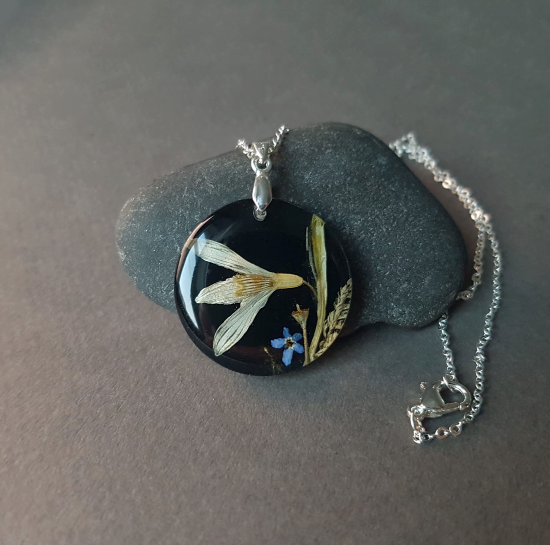 Colier unicat handmade Pandantiv flori naturale primavara Pandantiv ghiocel si albastre medalion botanic cadou Craciun - bijuterii - coliere - pandative - Artynos.ro