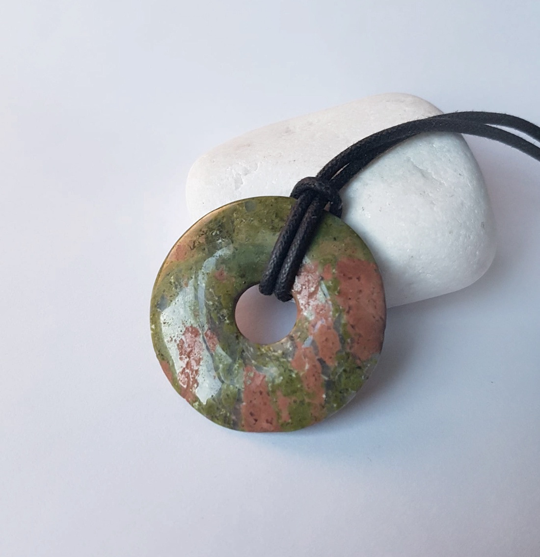 Pandantiv unicat Pandantiv unakit Pandantiv rotund colier pietre semipretioase Cadou zodie scorpion sagetator - bijuterii - coliere - pandative - Artynos.ro