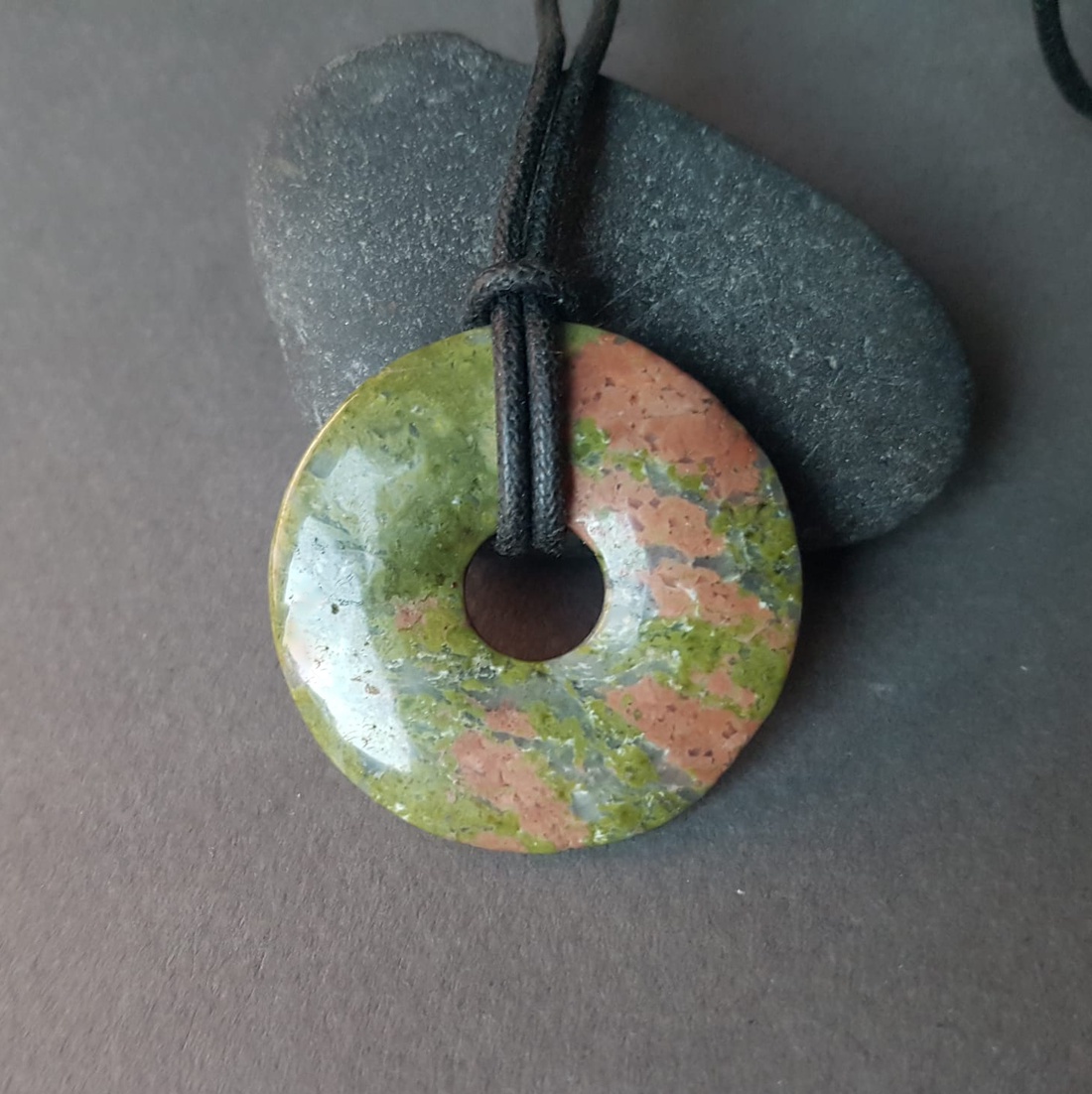 Pandantiv unicat Pandantiv unakit Pandantiv rotund colier pietre semipretioase Cadou zodie scorpion sagetator - bijuterii - coliere - pandative - Artynos.ro