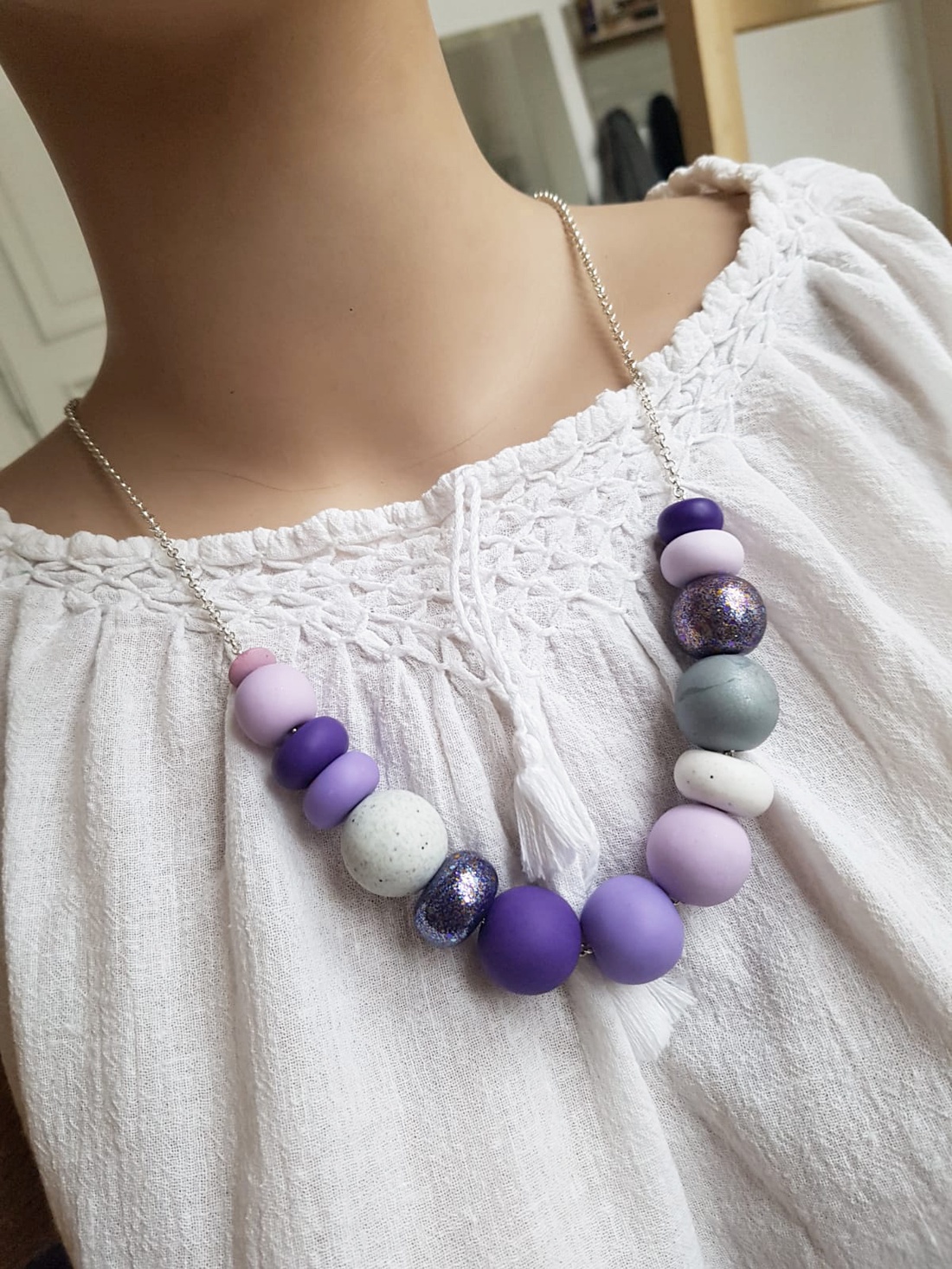 Cadou Craciun Colier modern violet, colier contemporan mov alb colier statement colier geometric minimalist arhitectural - bijuterii - coliere - coliere din mărgele - Artynos.ro