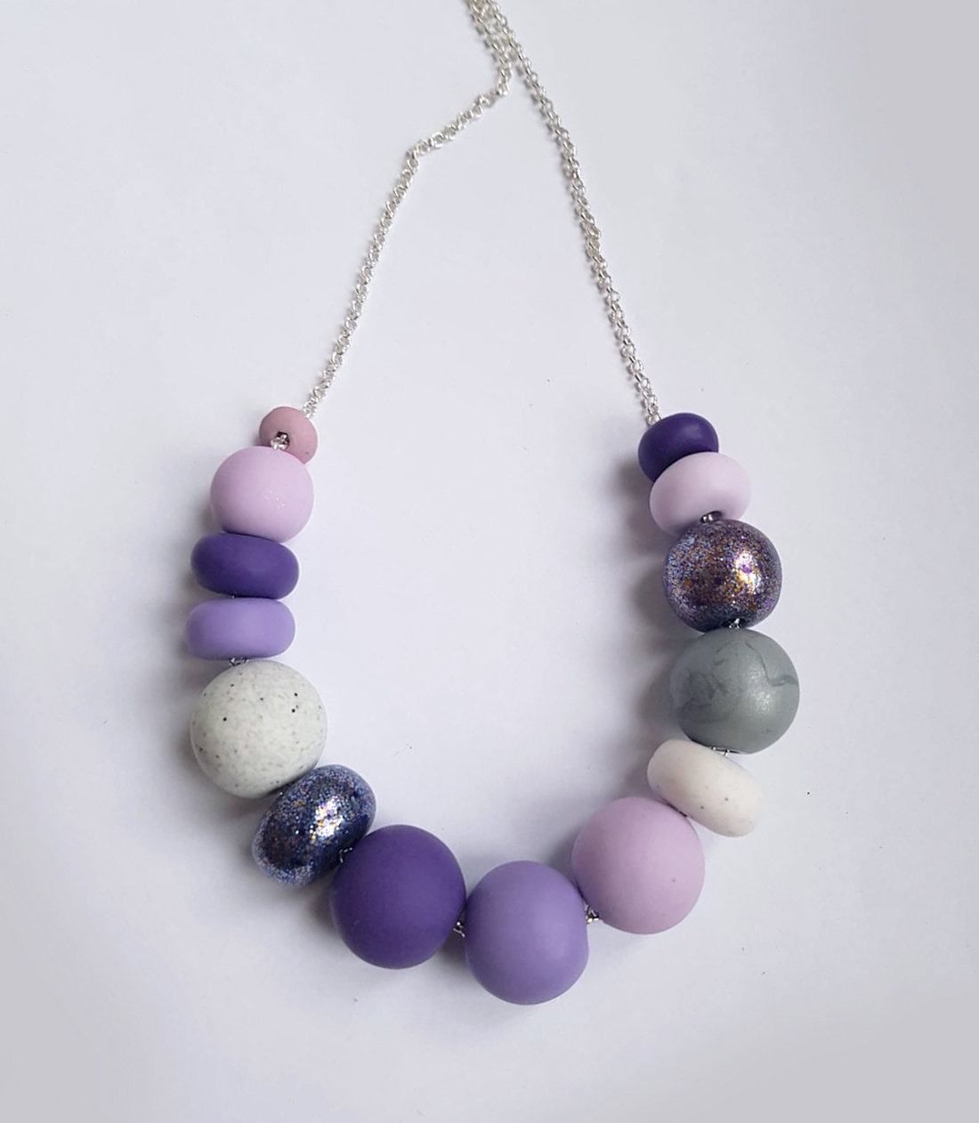 Cadou Craciun Colier modern violet, colier contemporan mov alb colier statement colier geometric minimalist arhitectural - bijuterii - coliere - coliere din mărgele - Artynos.ro