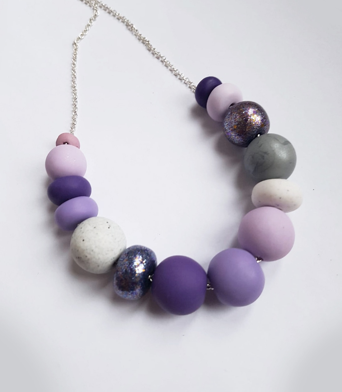 Cadou Craciun Colier modern violet, colier contemporan mov alb colier statement colier geometric minimalist arhitectural - bijuterii - coliere - coliere din mărgele - Artynos.ro