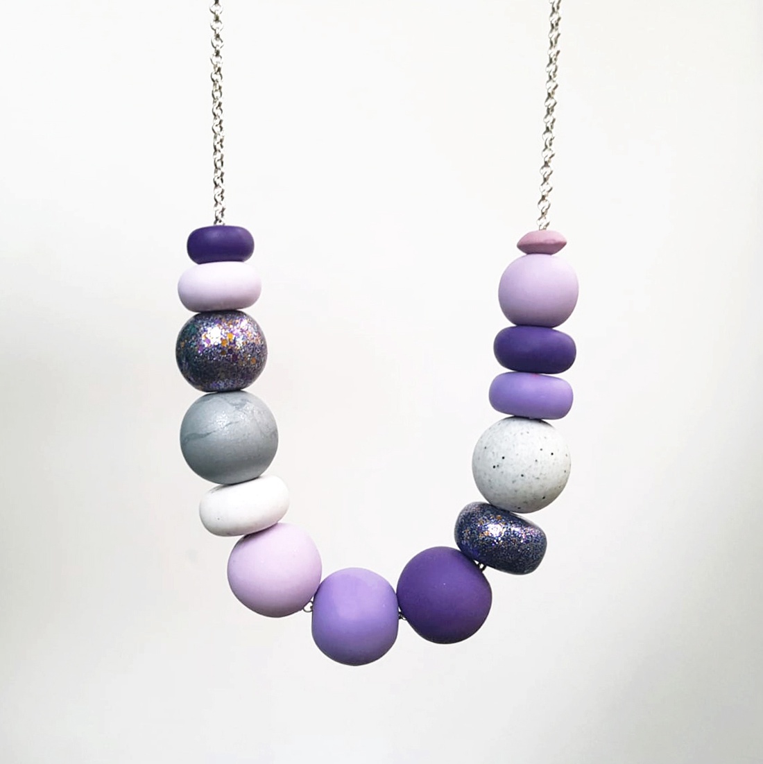 Cadou Craciun Colier modern violet, colier contemporan mov alb colier statement colier geometric minimalist arhitectural - bijuterii - coliere - coliere din mărgele - Artynos.ro